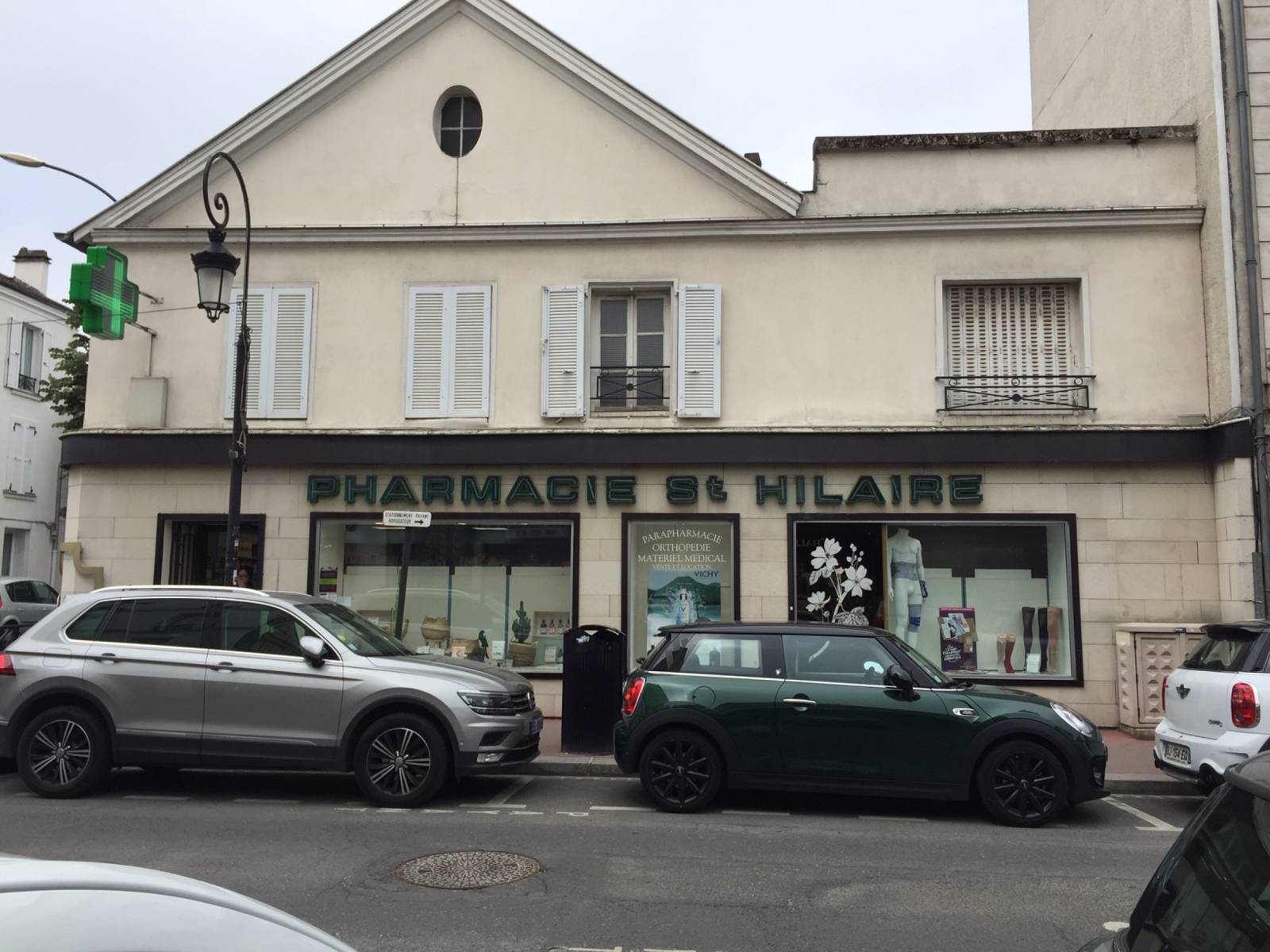 Pharmacie St Hilaire à Saint-Hilaire avant travaux de rénovation