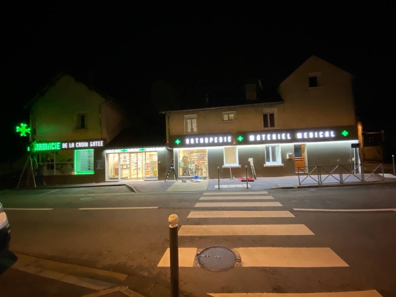 Façade rénovée de la pharmacie de la Croix-Gâtée à Aubergenville