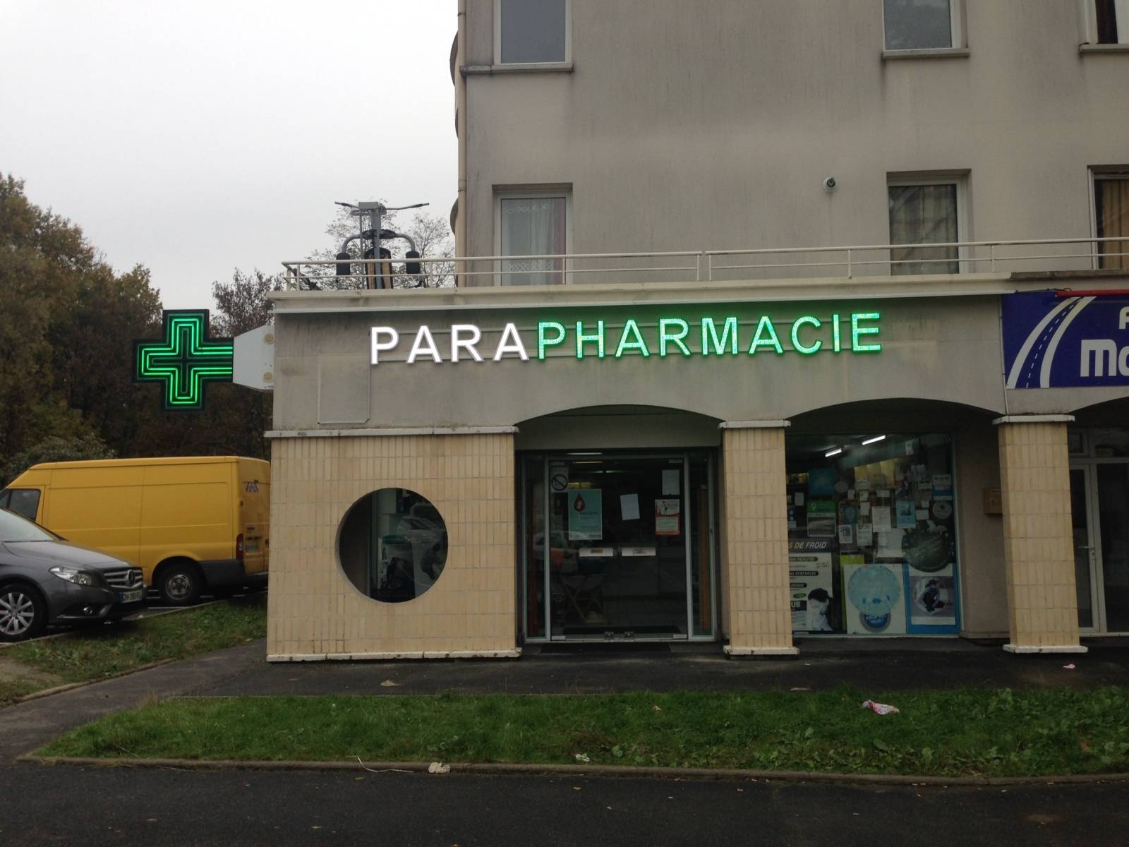 Nouvelle enseigne lumineuse de la pharmacie Alimi à Montmorency