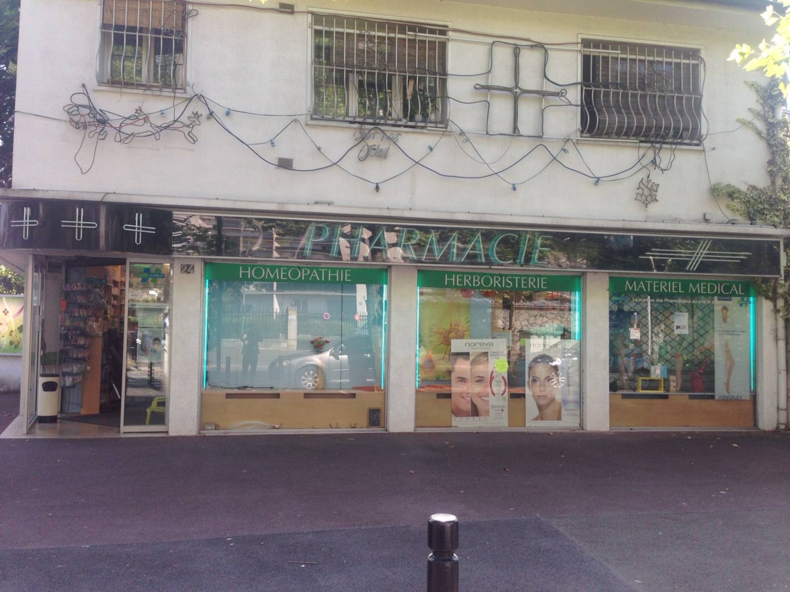 Façade avant travaux de la pharmacie du Moulin à Aulnay-sous-Bois