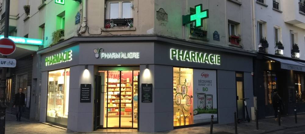 Façades rénovées de la pharmacie Aligre éclairage nocturne