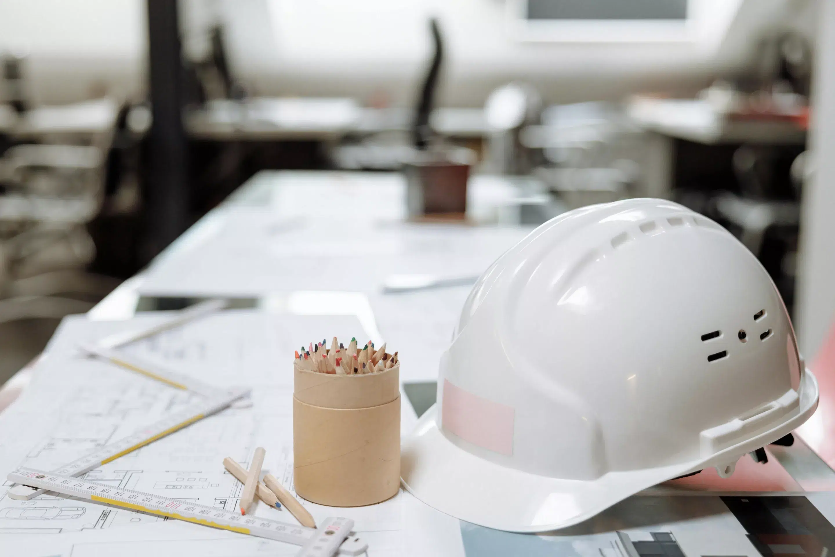 Comptoirs de conseil et espace orthopédie 3D de la Pharmacie de la Gare Rive Droite – design lumineux et accueil personnalisé